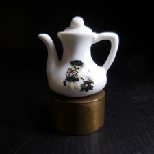 Miniature cafetière théière céramique porcelaine personnage femme ourse N7938