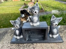 3 CHATS EN BOIS SUR UNE