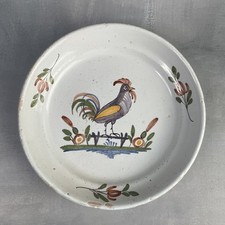 Assiette creuse au coq noir faience ancienne, Nevers Argonne Waly ? Diam.~22cm