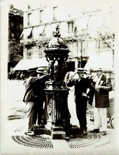 FRANCE PARIS Circa 1930 Hommes à une FONTAINE WALLACE   Photographe Henri MANUEL