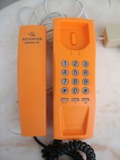 téléphone vintage orange à