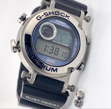 Montre numérique en titane
