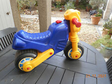 Moto draisienne enfant à partir de 18 mois. Stable, roues extra-larges.