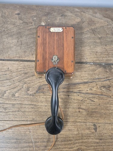 Ancien téléphone murale - ancien,