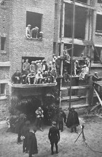 CPA 94 LE KREMLIN BICETRE CARTE PHOTO AVEC MISTINGUETT ET LA GENDARMERIE (RARE