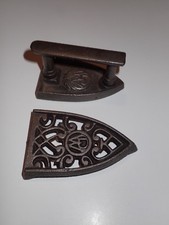 ANCIEN ET MINI FER A REPASSER ET SON SUPPORT