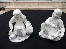 2  STATUES FIGURINES PORCELAINE BLANCHE-COUPLE PAYSANS AU MARCHE-VIEUX METIERS