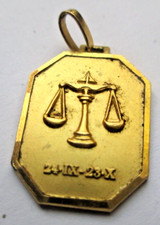 Ancien pendentif médaille signe de la BALANCE plaqué or bijou vintage 2659