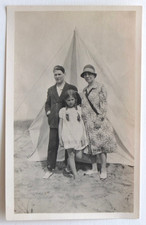 Famille devant tente sur la plage - Photo ancienne snapshot, Belgique