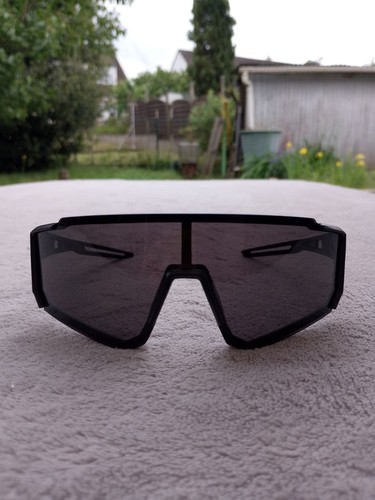 Lunettes sport noires - de,
