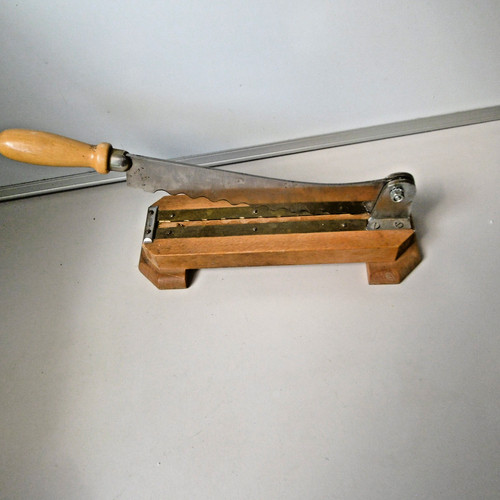 Ancien coupe pain - nain, bois