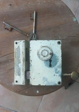 Ancienne serrure de porte en fer forgé  avec ses clefs 11.5cm x 8 cm. Marque PMF