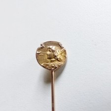 Ancienne épingle à cravate chapeau Jeanne D'Arc Plaqué Or FIX signée Becker