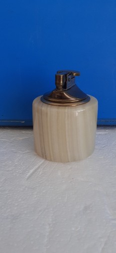 Ancien briquet table - table, a
