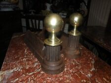 Paire de chenets en fonte et boule en laiton de style Louis XVI, époque XIX eme