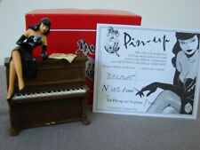 LA PIN'UP SUR LE PIANO