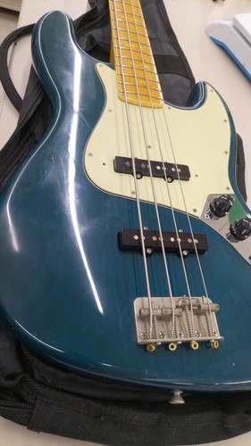 Guitare basse électrique