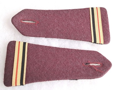 Une paire épaulettes