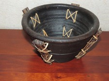 Corbeille en terre cuite peinte