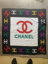 RARE BEAU FOULARD COCO CHANEL MULTICOLORÉ FAIT EN FRANCE 100 % SOIE