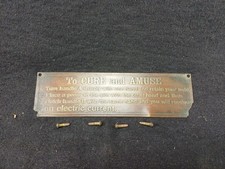 Ancienne plaque instruction bronze electriseur jeu café arcade force comptoir