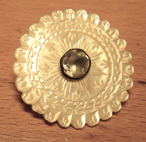 Bouton xixème nacre finement - bouton,