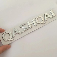 Emblème Nissan Qashqai Métal Chrome 19x3cm Logo Autocollant Coffre Arrière