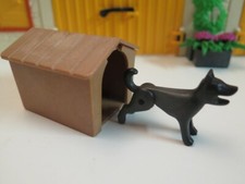 chien noir et sa niche vintage