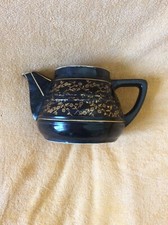 Théière noire et dorée