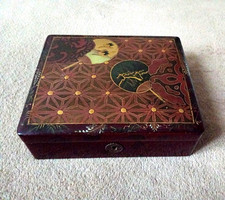 coffret/ boîte à bijoux en bois laqué à décor d'éventails .Japon