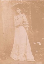 ANCIENNE PHOTOGRAPHIE CIRCA 1900 BELLE JEUNE FEMME ROBE ET CHAPEAU PREND LA POSE