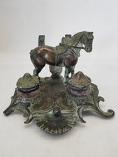 Ancien encrier en régule à décor de cheval et fer à cheval réservoirs en verre
