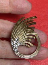 Broche plaquée or PLUMES jaillissant d'une FLEUR DE LYS en STRASS