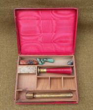 BOÎTE À TIMBRES, SCEAU ET