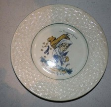 ancienne ASSIETTE GIEN proverbes en actions qui trop embrasse mal étreint 1875