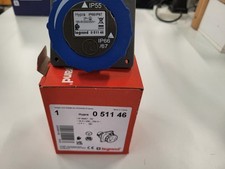 Prise à entraxes unifiés