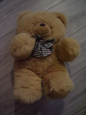 Ours en peluche avec noeud papillon 40 cm en très bon état