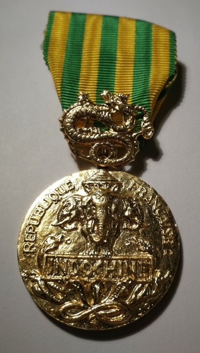 Médaille corps - -,