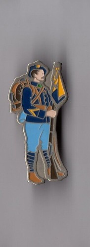 Pin tenue militaire - pin's,
