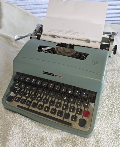 Olivetti letter typewriter - olivetti, 32