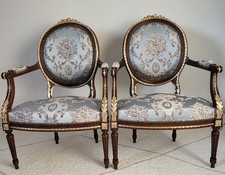 Paire De Fauteuils Médaillon