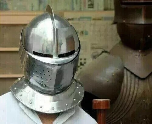 Casque médiéval fermé prêt