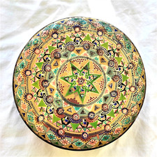 Boite décorée ancienne en métal avec motifs colorés en relief vintage