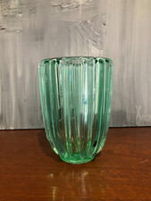 JOLI VASE EN VERRE  MOULÉ