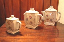 ANCIEN ENSEMBLE CAFETIÈRE, THÉIÈRE & POT A LAIT EN PORCELAINE - DÉCOR FLORAL