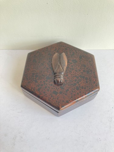Ancienne boite hexagonale - , en