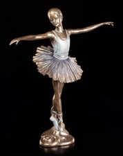 Figurine De Ballerine Avec Les