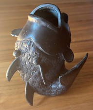 Ancien vase en bronze poisson