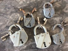LOT DE 5 ANCIENS CADENAS EN FER - AVEC LEURS CLES & FONCTIONNELS (lot 2)