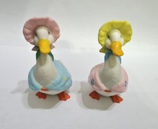 figurines anciennes oies et un personnage céramique